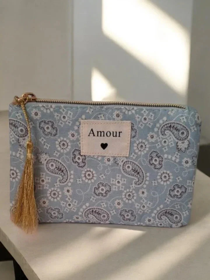 Pochette bleue à motifs bandana « Amour »