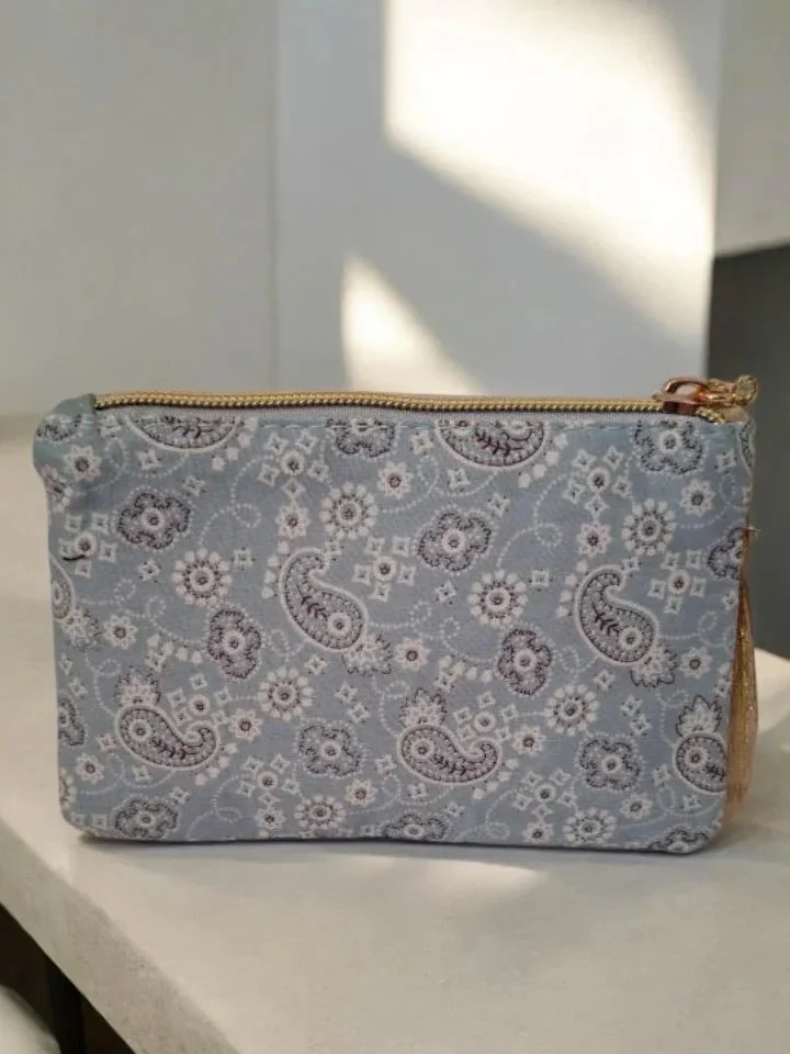 Pochette bleue à motifs bandana « Amour »