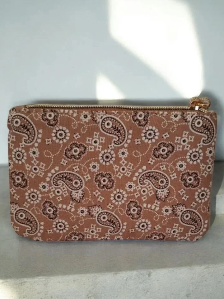 Pochette ocre rouge à motifs bandana Chance