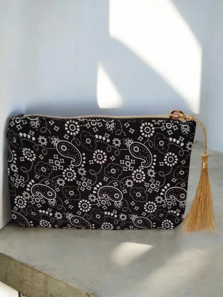 Pochette noire à motif bandana « Amour »