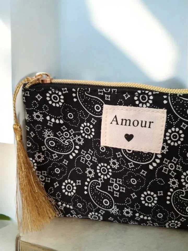 Pochette noire à motif bandana « Amour »