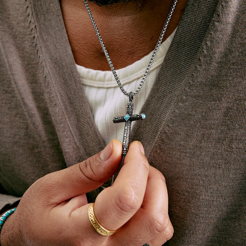 Pendentif croix en forme de crâne et de pierre