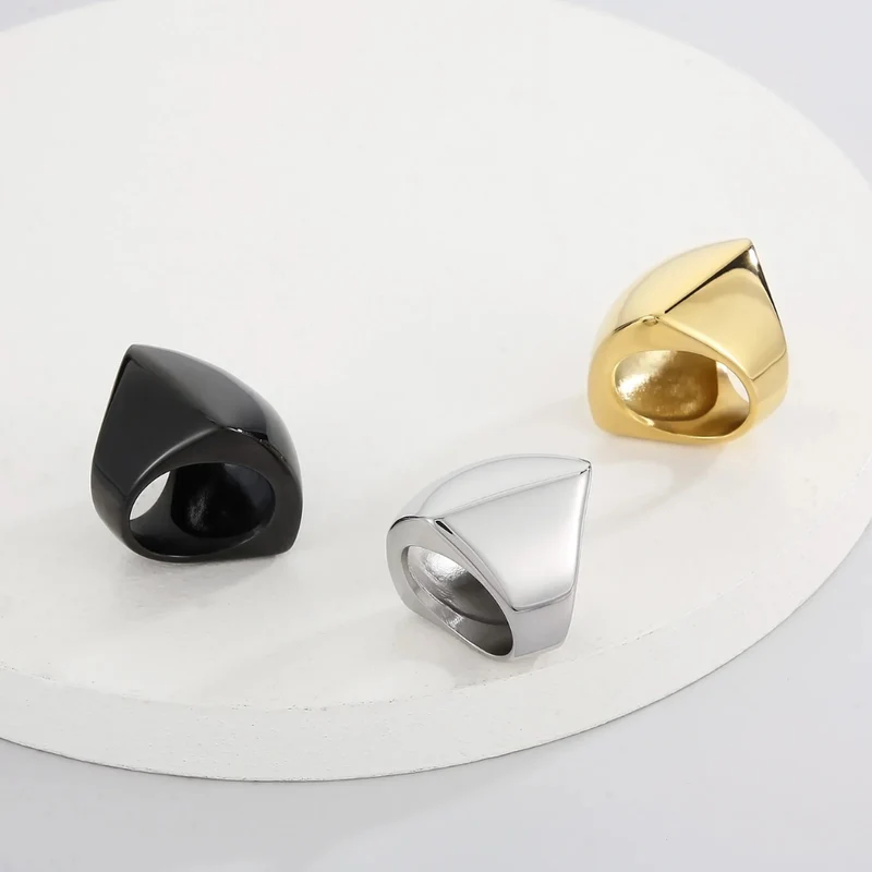 Grosse Bague Noire Design Femme