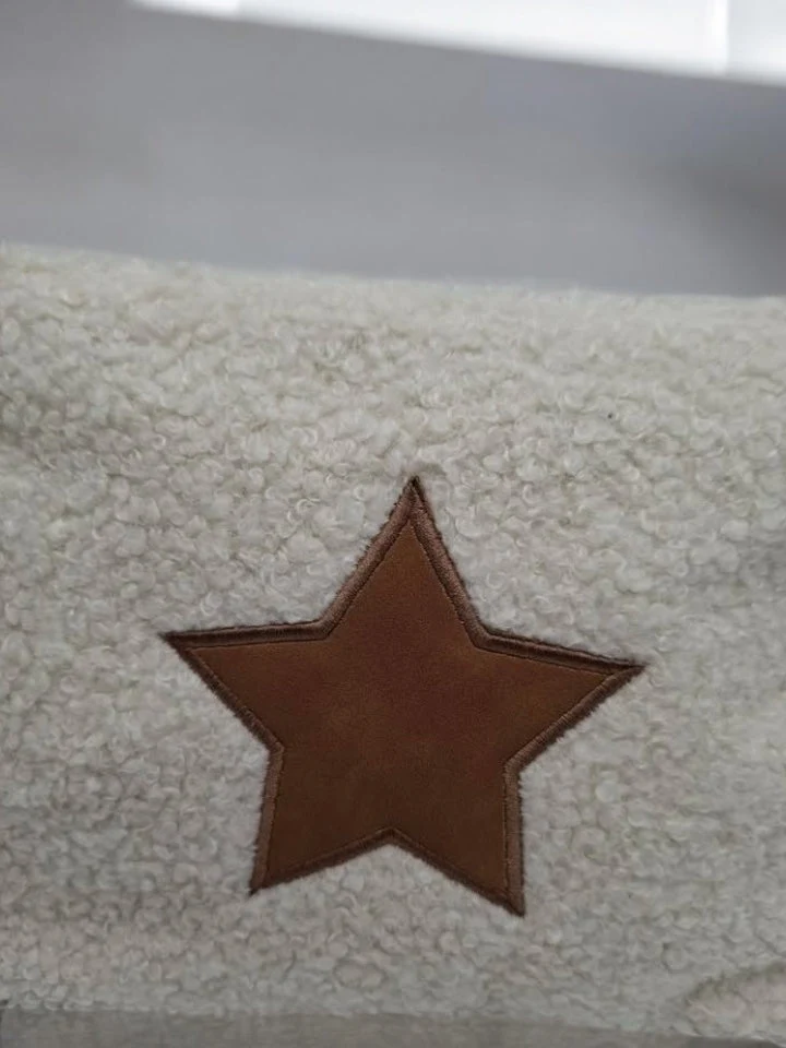 Pochette blanche à étoile marron