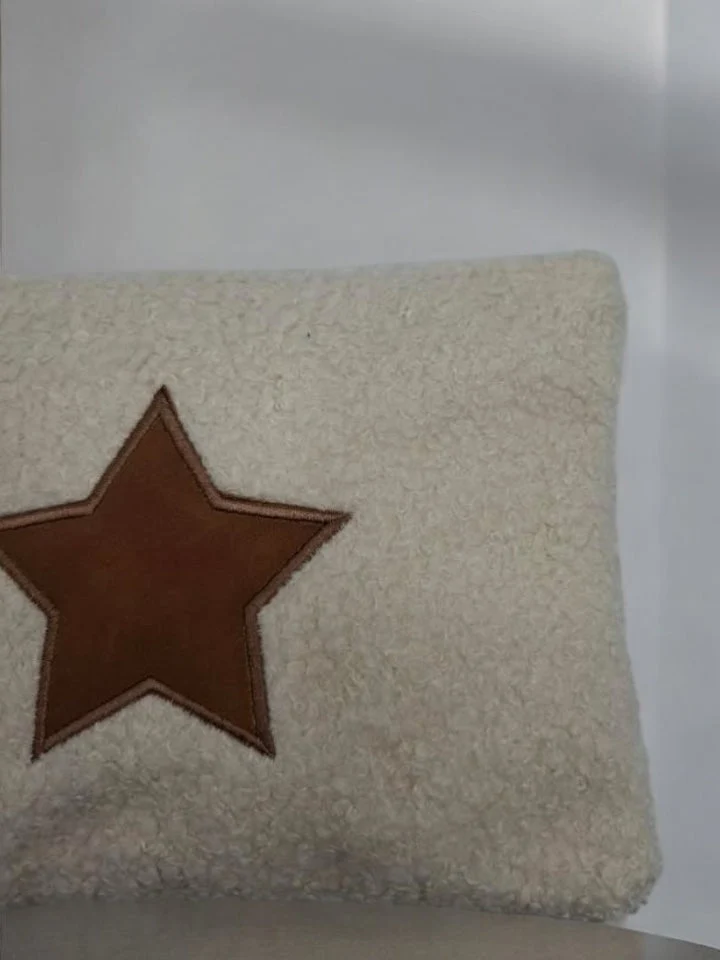 Pochette blanche à étoile marron