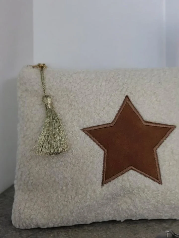 Pochette blanche à étoile marron