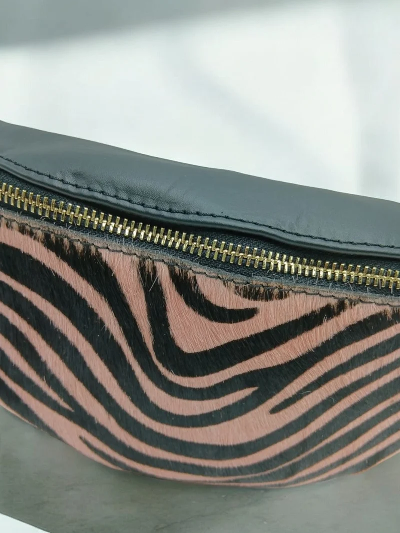 Sac banane en cuir motif zèbre rose et noir