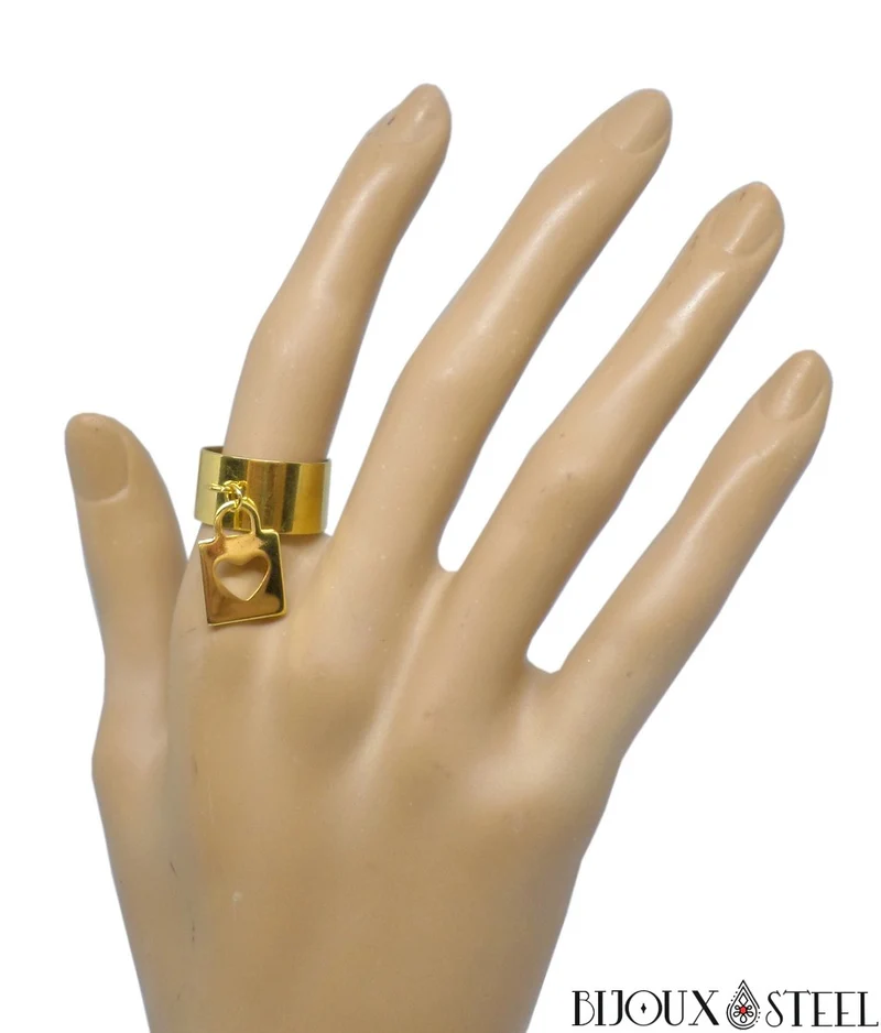 Bague large pampille dorée ajustable à pendentif cadenas