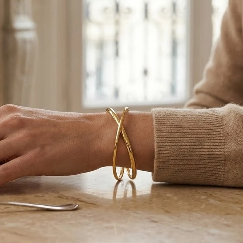 Bracelet jonc Fin Croisé à Finition Brillante