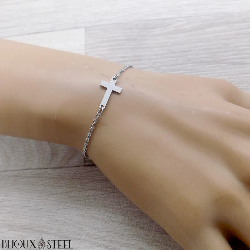 Bracelet petite croix en acier inoxydable