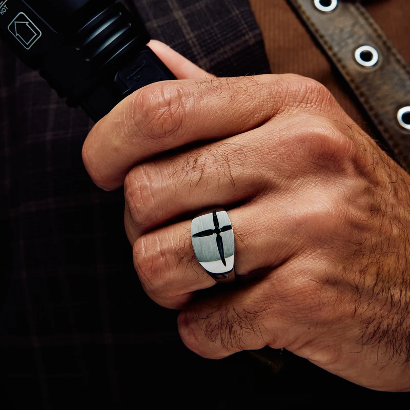 Bague chevalière Crossfire en pierre noire