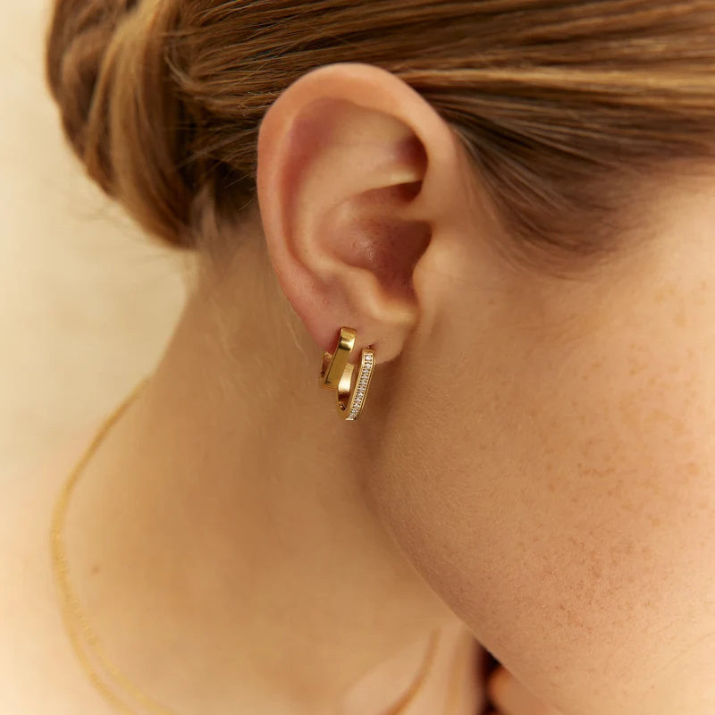 Boucles d'oreilles Huggie ovales serties de pierres - 20MM