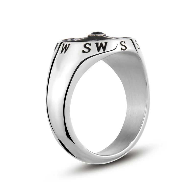 Bague chevalière avec boussole en pierre noire