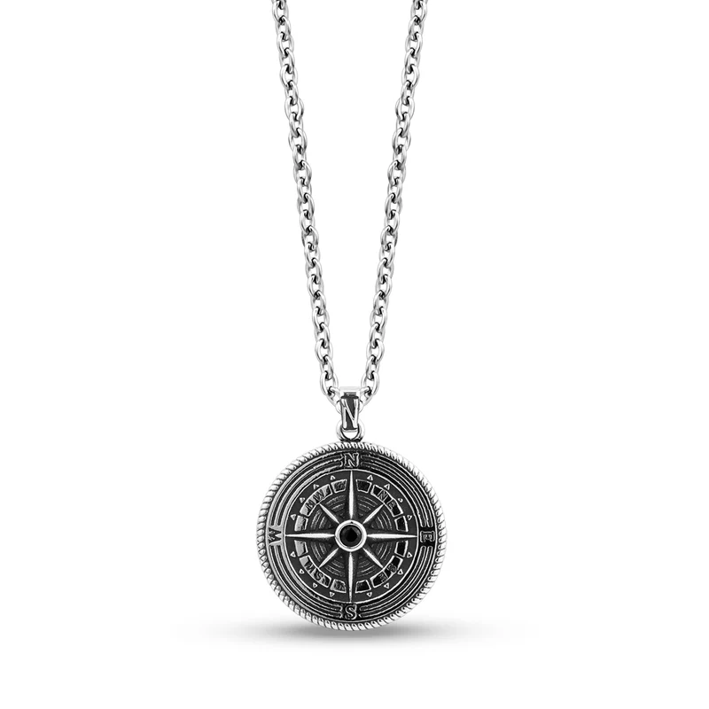 Pendentif boussole détaillée en pierre noire
