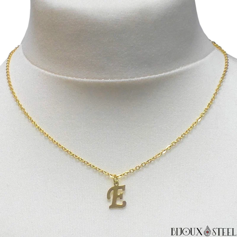 Collier à pendentif lettre dorée en acier inoxydable
