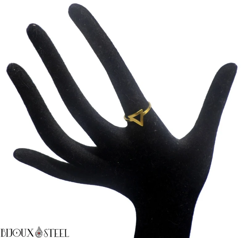 Bague à triangle dorée en acier chirurgical