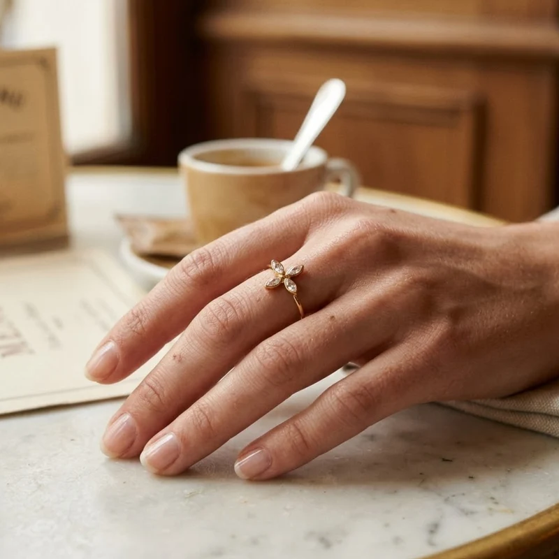 Bague fine trèfle en strass