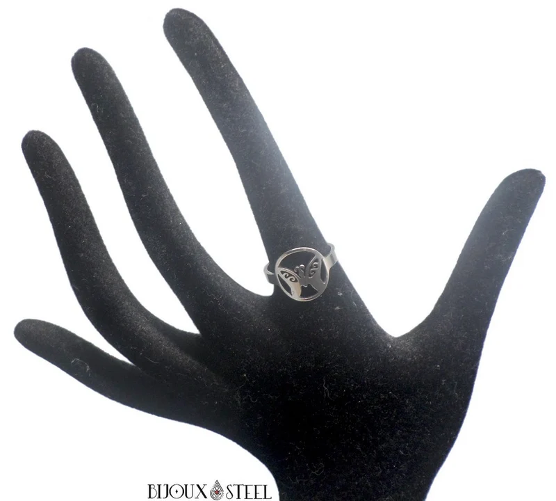 Bague argentée à papillon encerclé en acier chirurgical