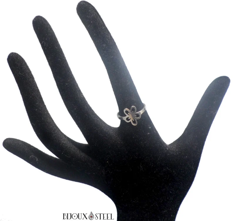 Bague argentée à fleur étoilée en acier chirurgical