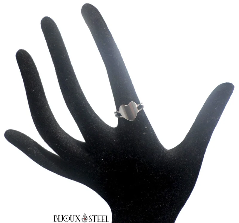 Bague argentée à coeur rempli d'amour en acier chirurgical