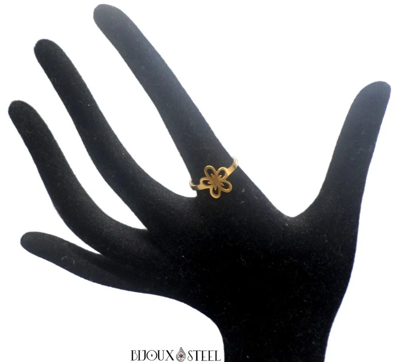 Bague dorée à fleur étoilée en acier chirurgical