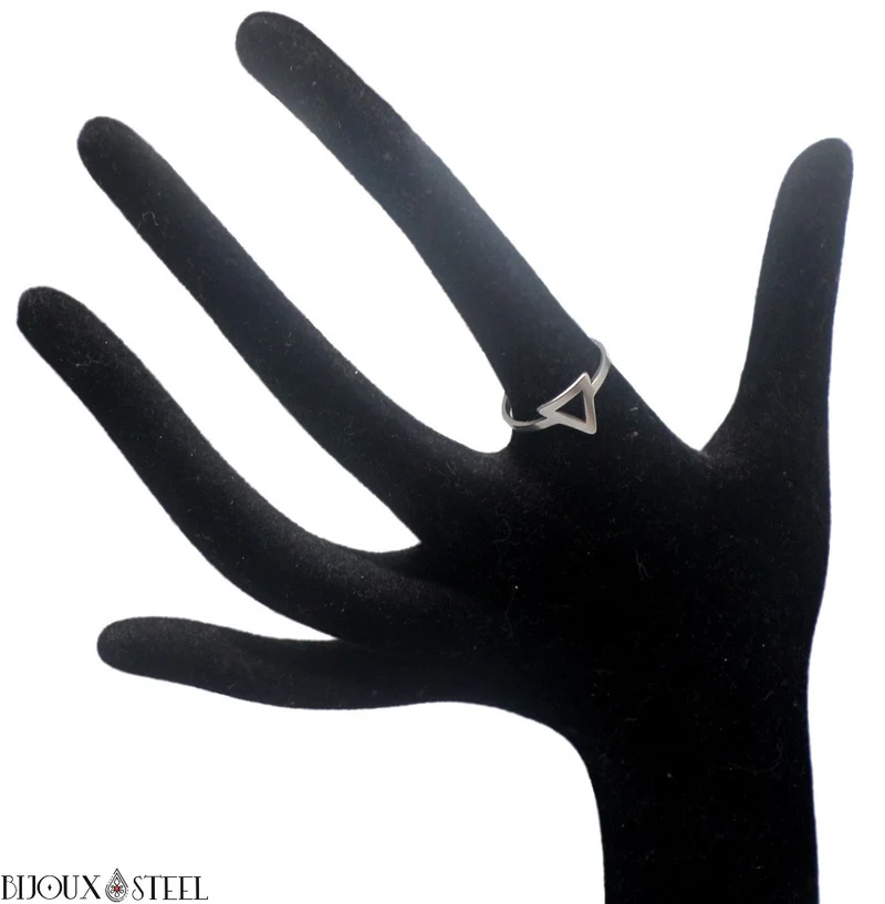 Bague à triangle argentée en acier chirurgical