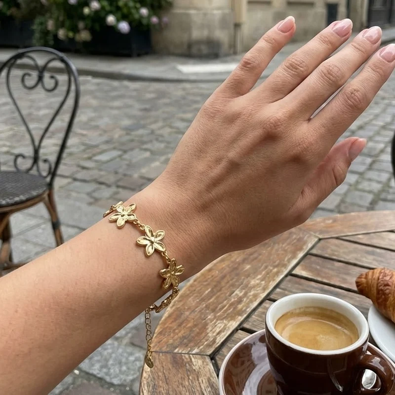 Bracelet avec fleur de cerisier reliée