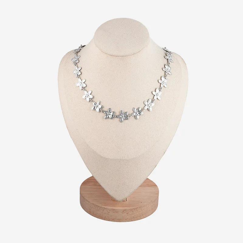Collier avec fleur reliée