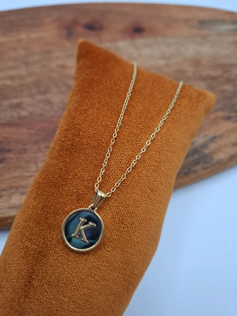 Collier chaîne avec initiale personnalisable bleu irisé