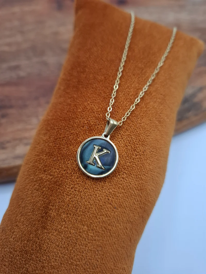 Collier chaîne avec initiale personnalisable bleu irisé