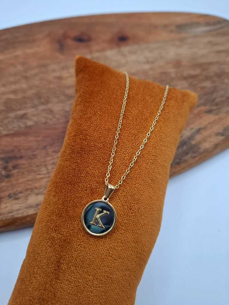 Collier chaîne avec initiale personnalisable bleu irisé