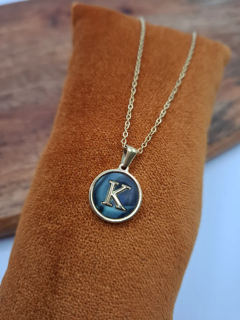 Collier chaîne avec initiale personnalisable bleu irisé