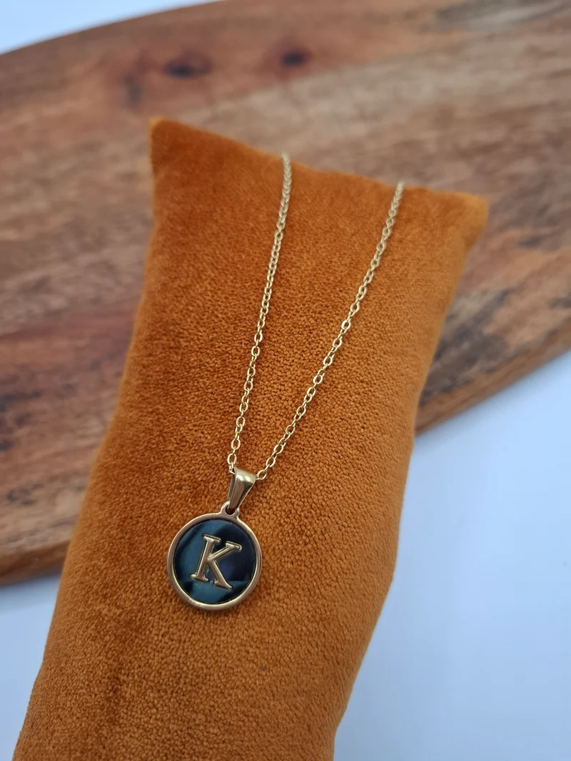Collier chaîne avec initiale personnalisable bleu irisé