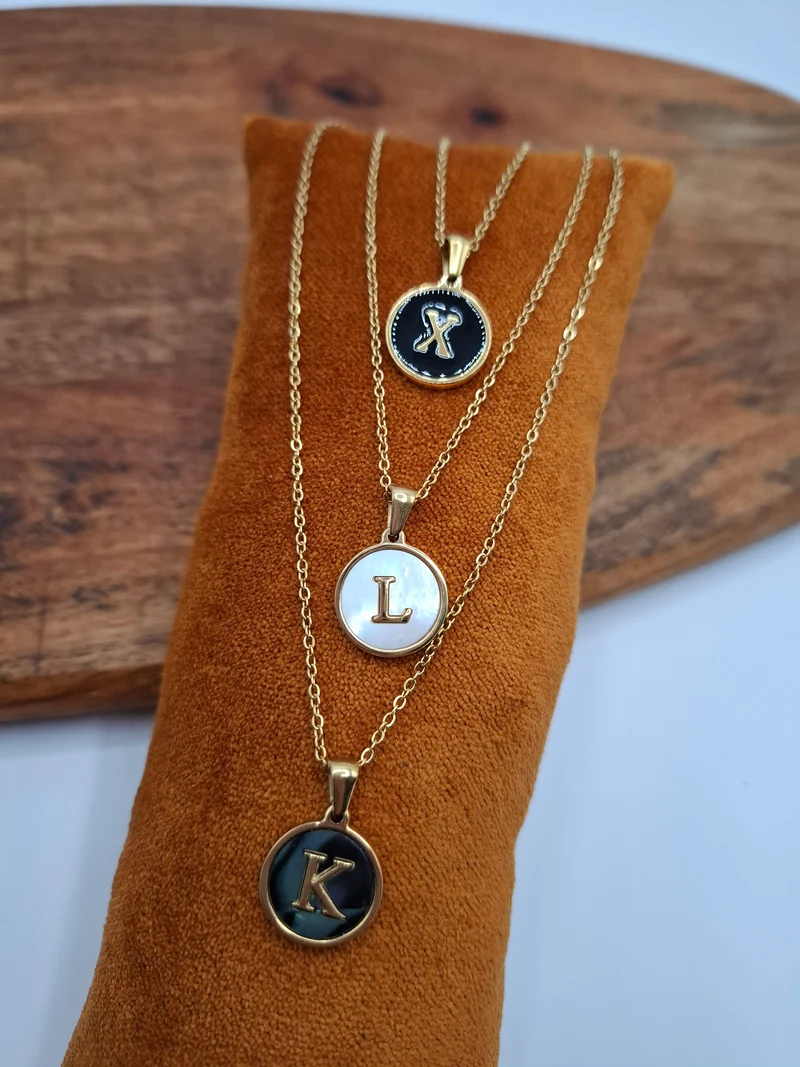 Collier chaîne avec initiale personnalisable bleu irisé