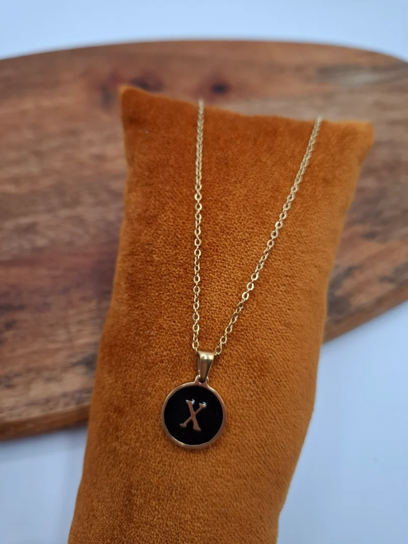 Collier chaîne personnalisable avec lettre noire