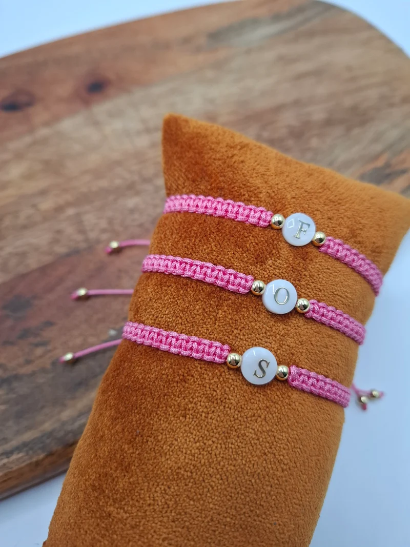 Bracelet brésilien tressé personnalisable fuchsia avec lettre au choix