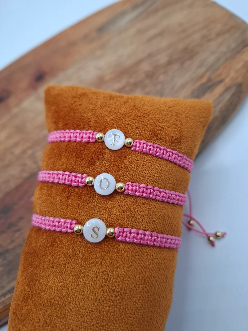 Bracelet brésilien tressé personnalisable fuchsia avec lettre au choix