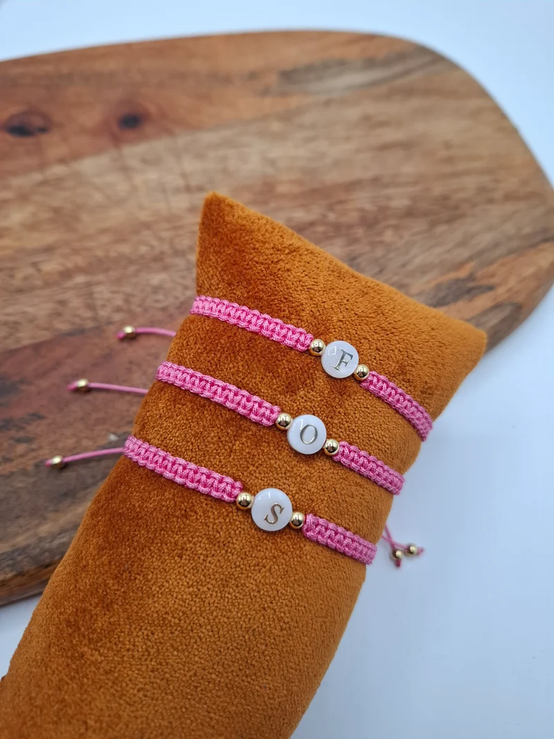 Bracelet brésilien tressé personnalisable fuchsia avec lettre au choix