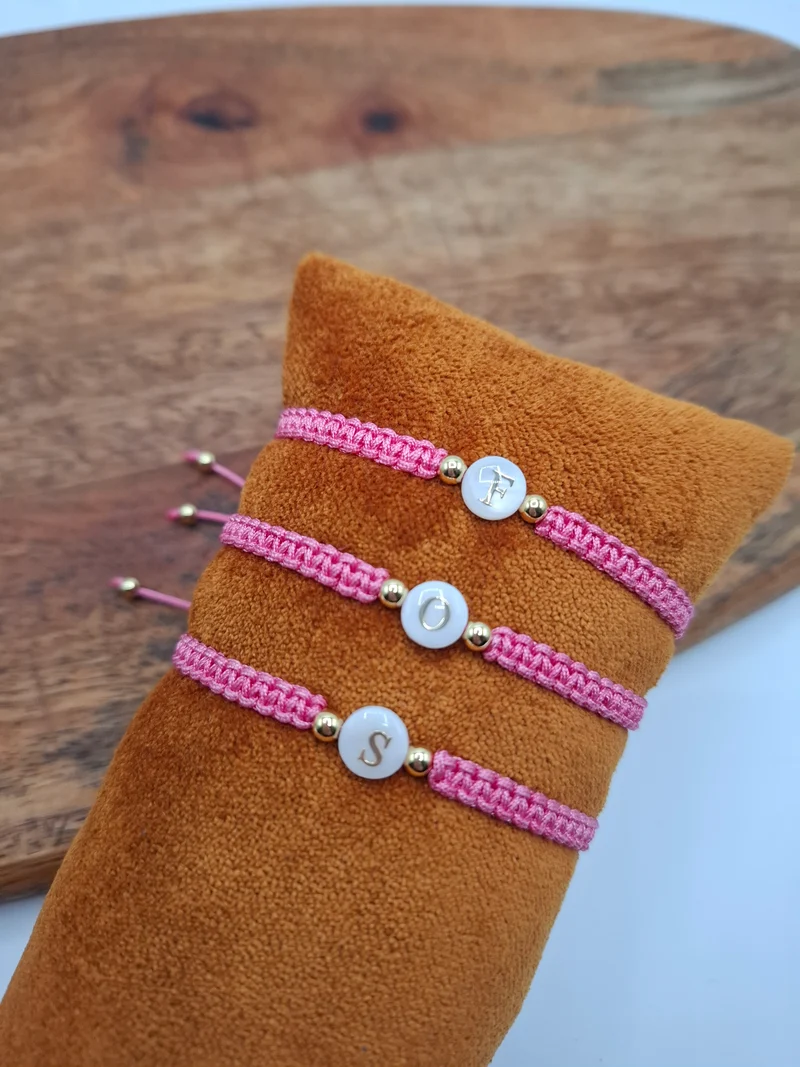 Bracelet brésilien tressé personnalisable fuchsia avec lettre au choix