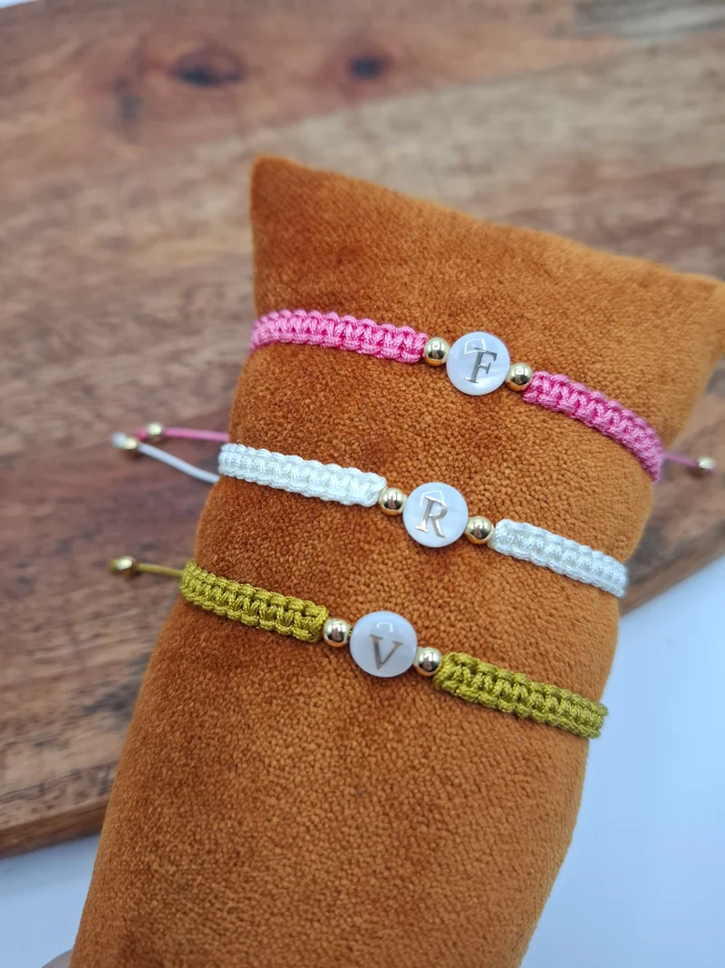 Bracelet brésilien tressé personnalisable fuchsia avec lettre au choix