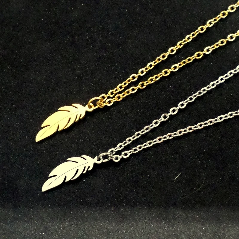 Collier à pendentif plume en acier inoxydable