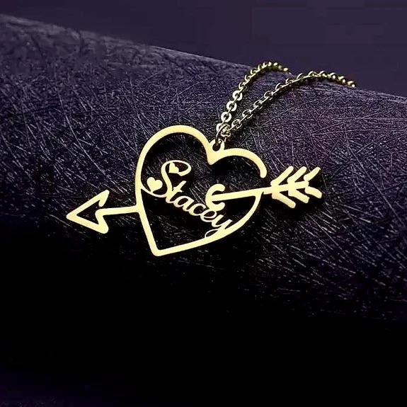 Collier cœur et sa flèche de l'amour à prénom personnalisé en acier chirurgical
