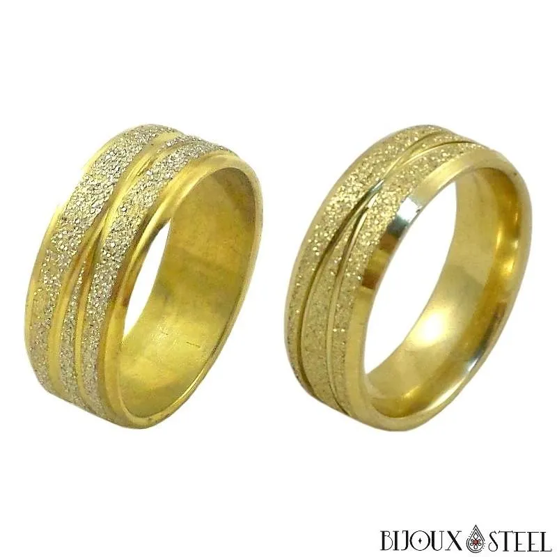 Bague dorée et ses bandes de paillettes brillantes en acier