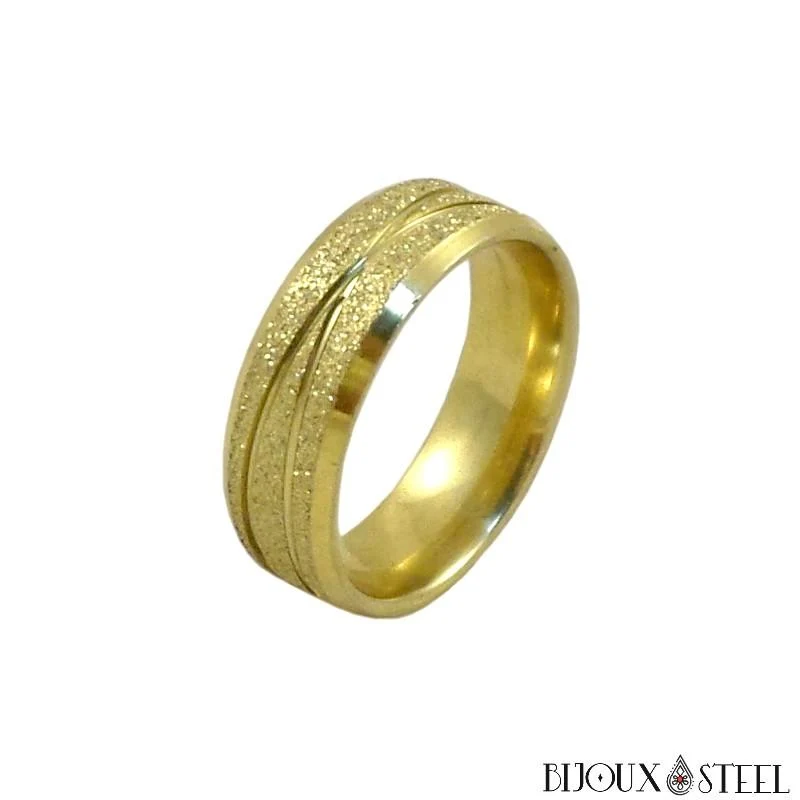Bague dorée et ses bandes de paillettes brillantes en acier
