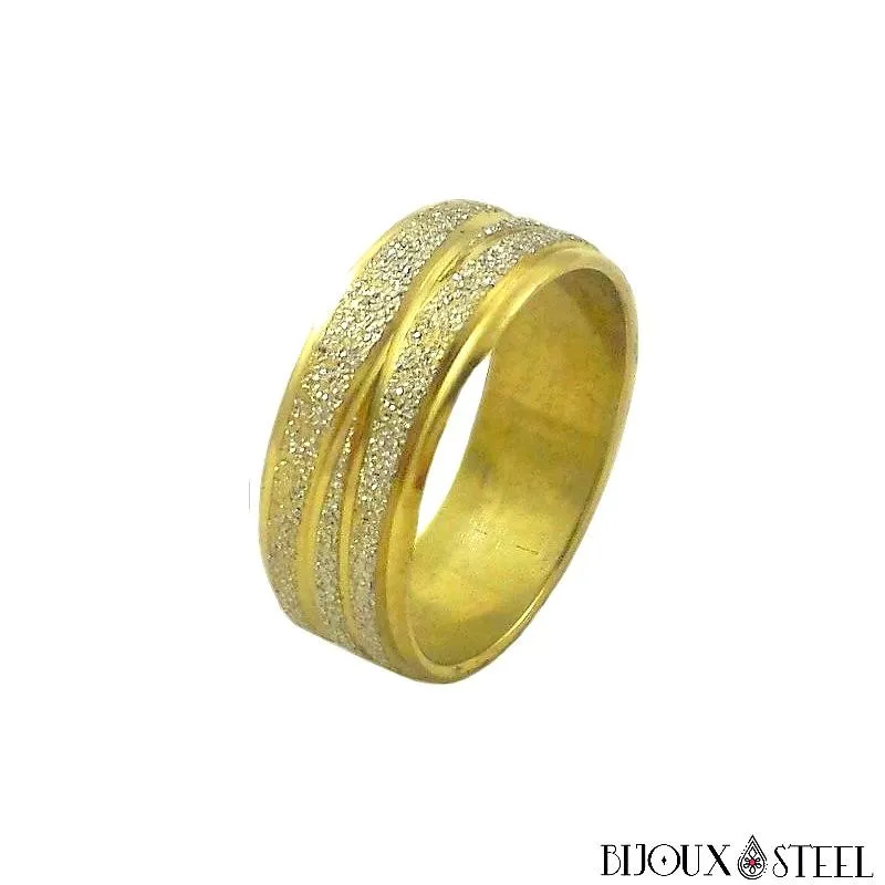 Bague dorée et ses bandes de paillettes brillantes en acier