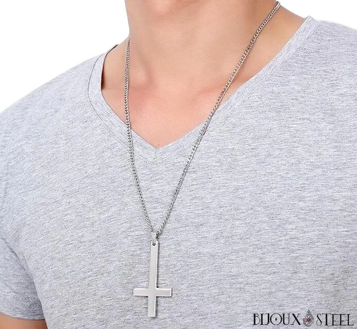 Collier à pendentif croix inversée en acier inoxydable