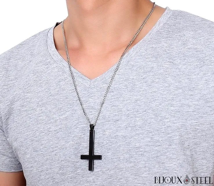 Collier à pendentif croix inversée en acier inoxydable