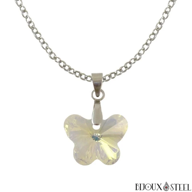 Collier à pendentif papillon en verre