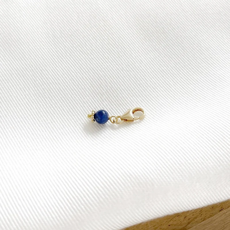 Charm "Lili" Sodalite plaqué or