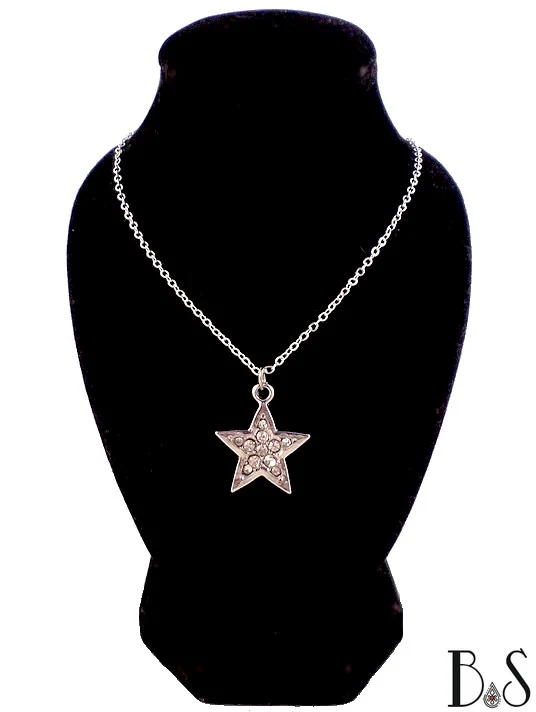 Collier à pendentif étoile argentée sertie de strass
